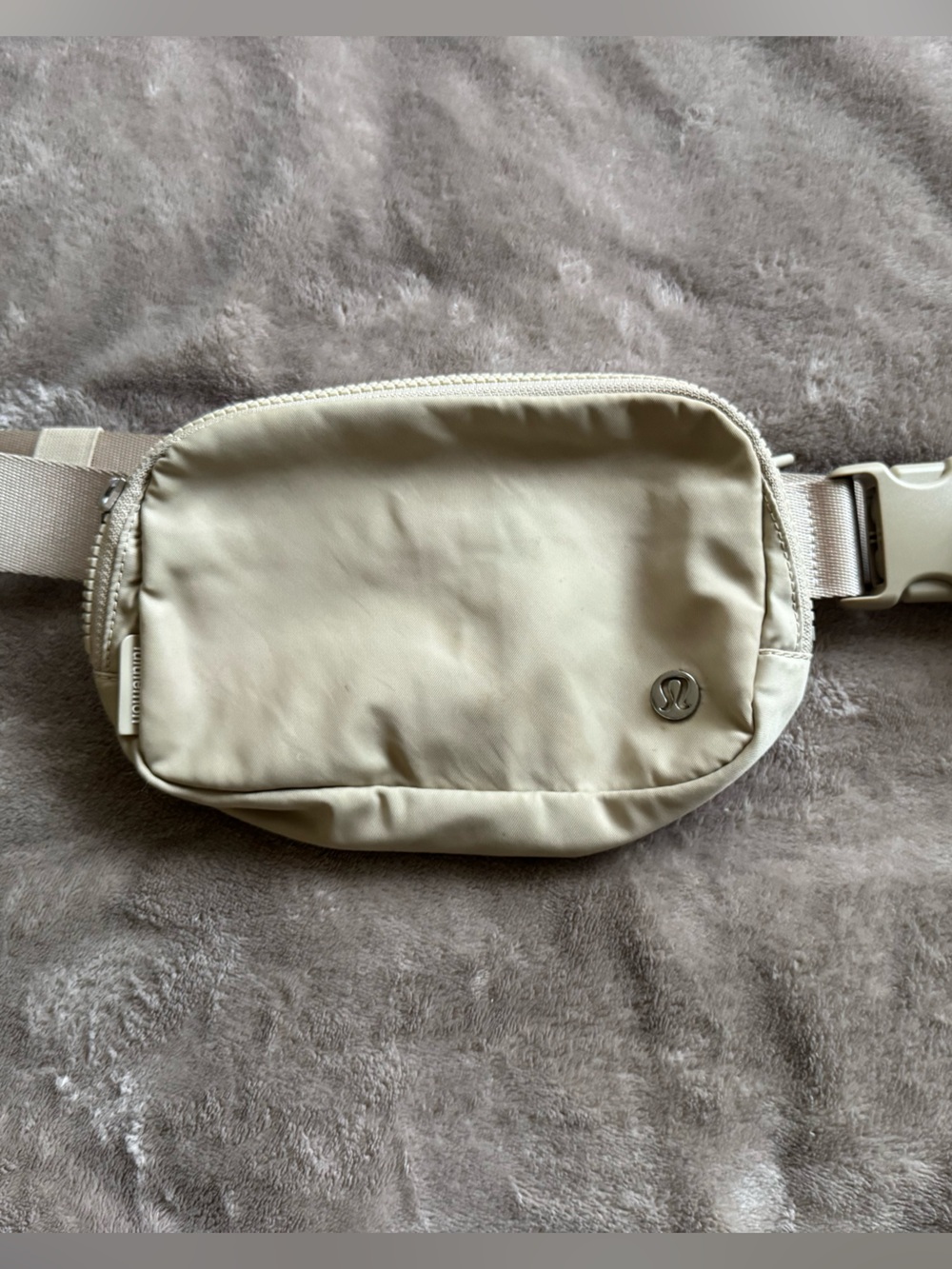 Lululemon athletica Cream  - Minimalist Everyday Belt Bag 1L. Silver logo